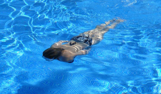 vrouw zwembad